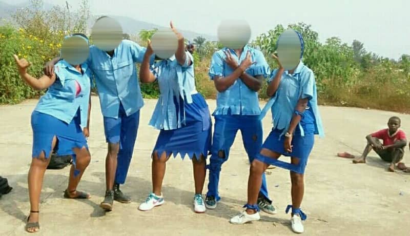 IFOTO Y'UMUNSI: Nyuma yo kurangiza ibizamini abanyeshuri biciriyeho imyenda y'ishuri