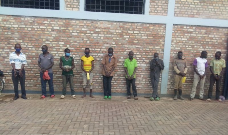 Abayobozi 10 b'umudugudu bafatiwe mu kabari barenze ku mabwiriza yo kwirinda Covid-19