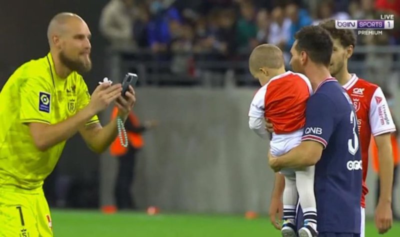 Lionel Messi yakoze benshi ku mutima kubera ibyo yakoreye umunyezamu wa Reims [AMAFOTO]