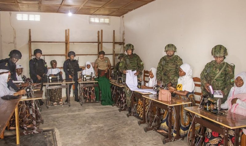Mozambique: Inzego z'umutekano z'u Rwanda zahaye abagore inkunga y'imashini zidoda