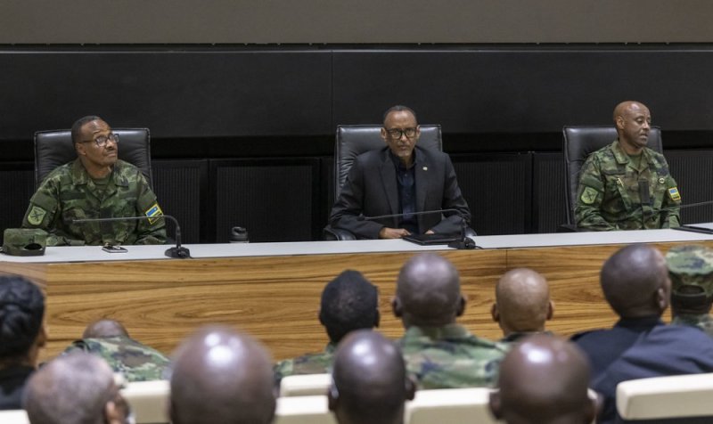  Perezida Kagame yaraye agiranye ibiganiro n'abayobozi bakuru mu nzego z'umutekano