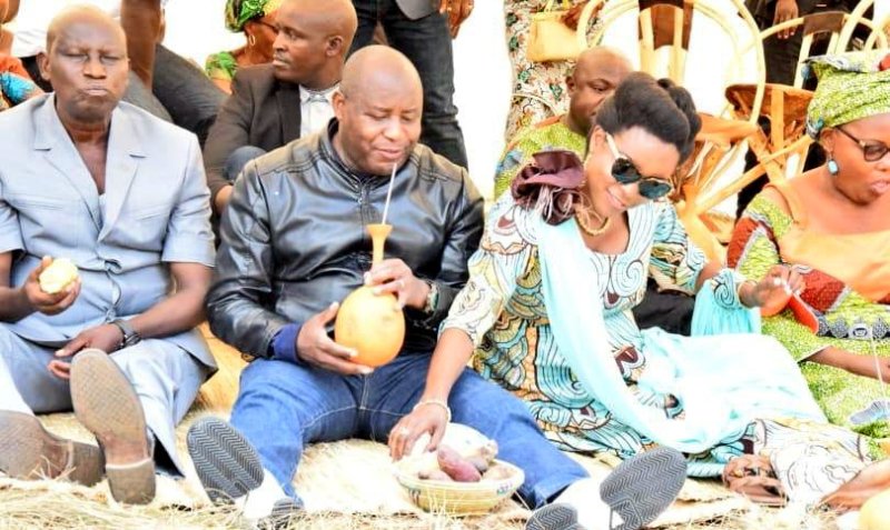 Perezida Ndayishimiye yongeye kugaragara asangira n'abaturage urwagwa [AMAFOTO]