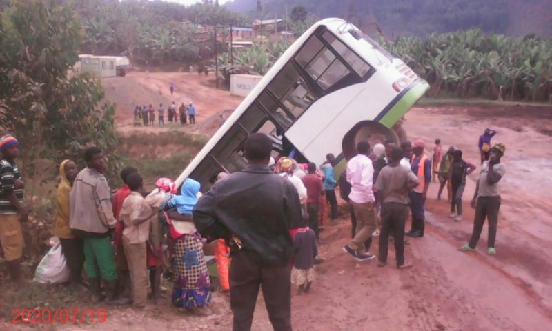 Gicumbi :Imodoka ya RITCO yakoze impanuka igwa mu mugezi Imana ikinga ukuboko