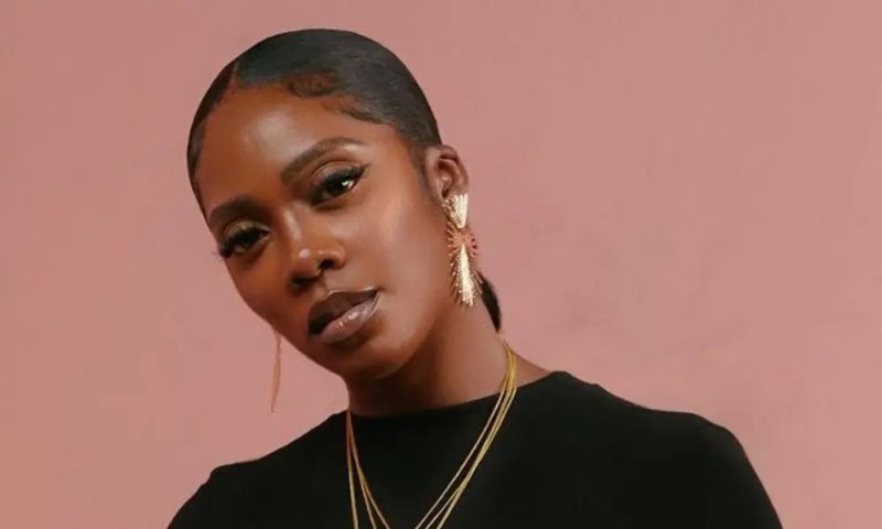 Tiwa Savage yihenuye k'uwavuze ko agirwa mwiza n'amafoto