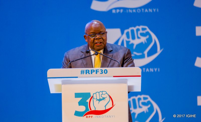 Perezida Kagame yategetse ko ibendera ry'igihugu n'irya EAC yururutswa mu kunamira Mkapa