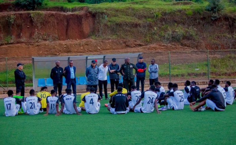 Maj. Gen. Nyakarundi yasuye APR FC mbere yo guhura na Rayon Sports