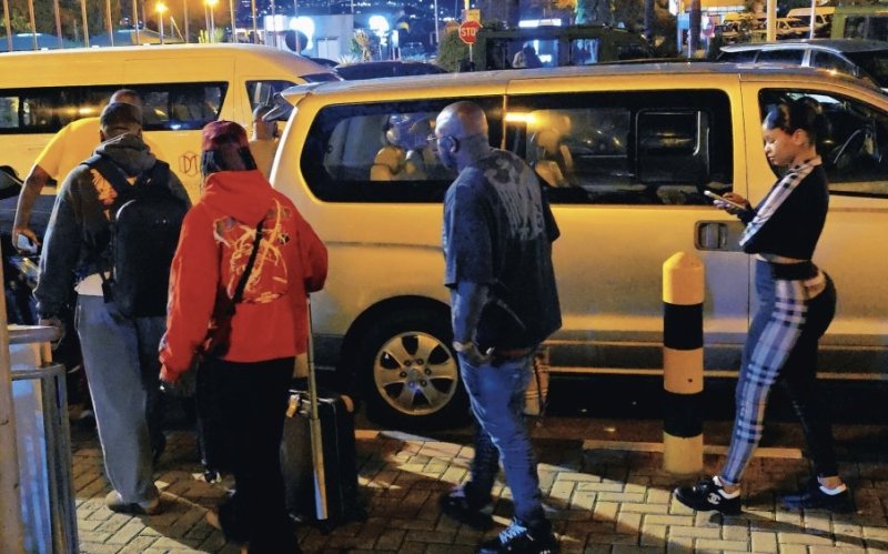 DJ Maphorisa yamaze hafi isaha ku kibuga cy'indege cya Kigali yabuze umwakira