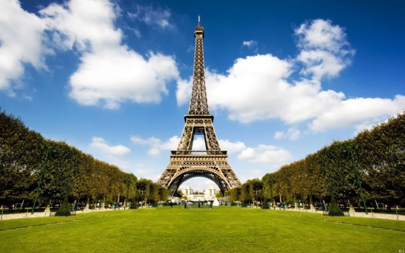 Agasembuye katumye abagabo babiri barara muri Tour Eiffel