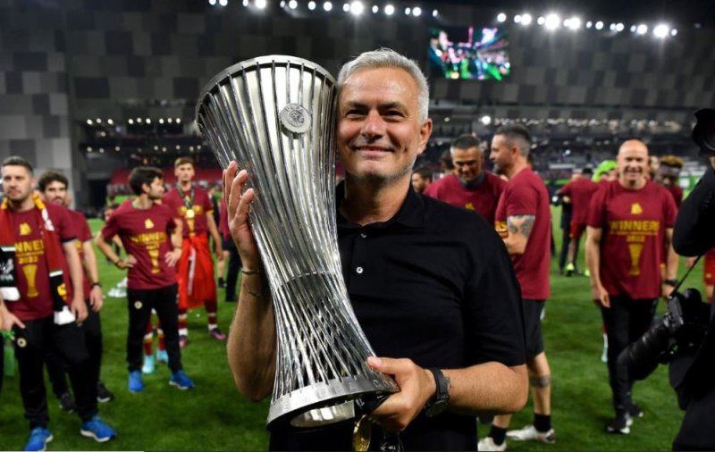 José Mourinho yahawe ibihano kubera kwibasira abasifuzi