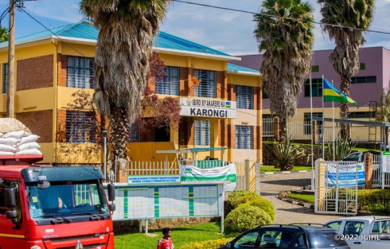 Karongi: Abakozi b'akarere bakuriweho guhabwa amazi n'amata