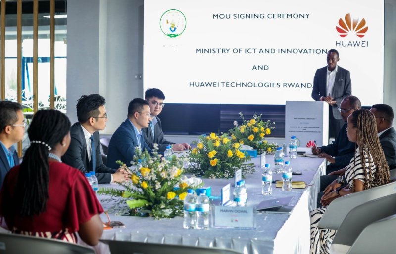 U Rwanda rwasinyanye amasezerano na Huawei yo kubakira ubushobozi urubyiruko