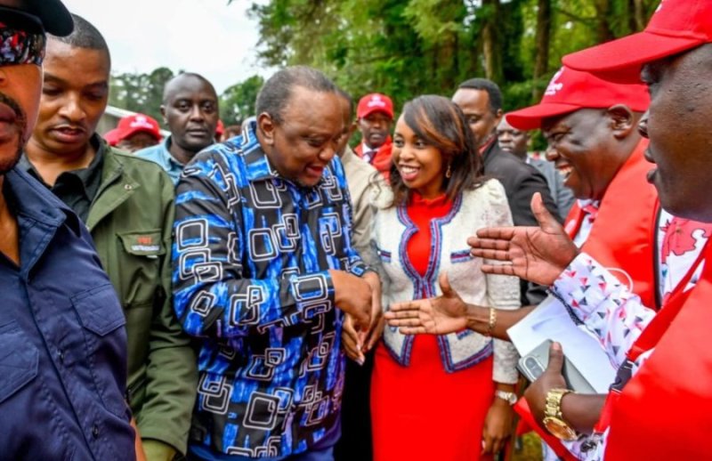 Kenyatta yakanguriye Abanya-Kenya kurya amafaranga y'abiyamamaza nubwo batabatora