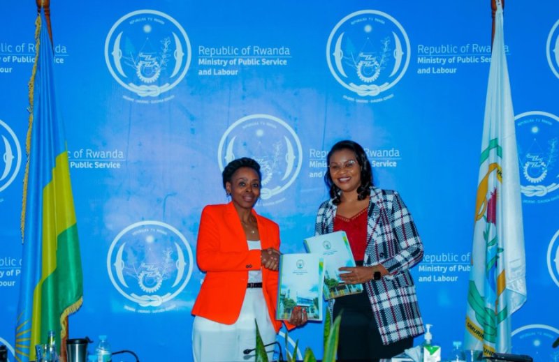 Amb. Christine Nkulikiyinka yakoze ihererekanya bubasha na Judith Uwizeye minisitiri mushya wa MIFOTRA