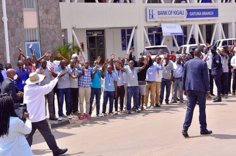 IFOTO Y'UMUNSI:Perezida Museveni yagarutse mu Rwanda mu dukoryo twinshi