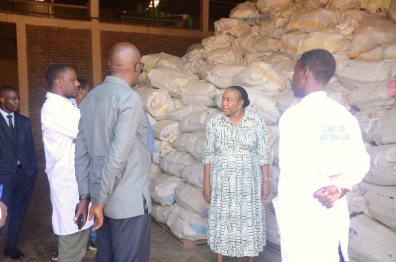 Ambasaderi wa Zimbabwe mu Rwanda yasuye ibikorwa by'iterambere muri Gatsibo