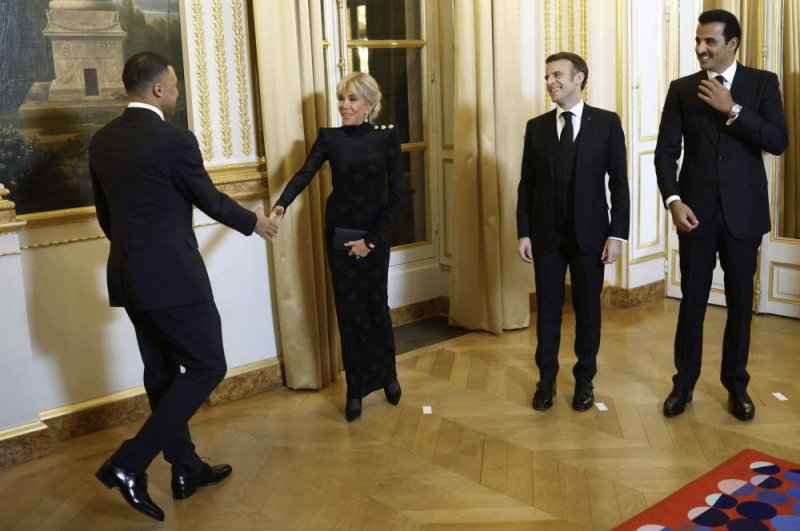 Kylian Mbappé yasangiye ku meza amwe na Perezida Macron na Emir wa Qatar