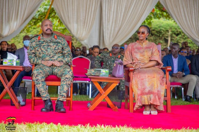 Gen Muhoozi yumviye umugore we wamusabye gufungura umunyamategeko wa Dr. Besigye