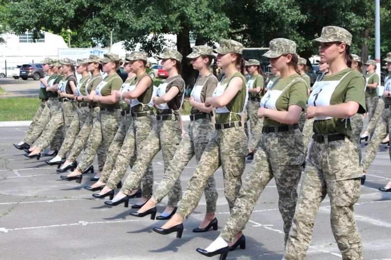 Ukraine: Kwambika abasirikare b'abagore bakora akarasisi inkweto ndende byarakaje abaturage