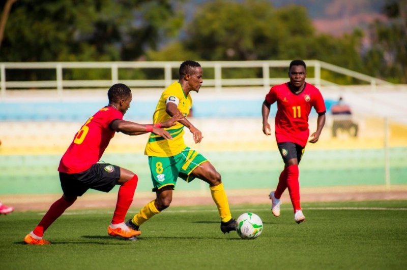 Haruna Niyonzima yashimiye abakinnnyi n'abatoza abamufashije kugera ku rutonde rwa "FIFA Century Club" 