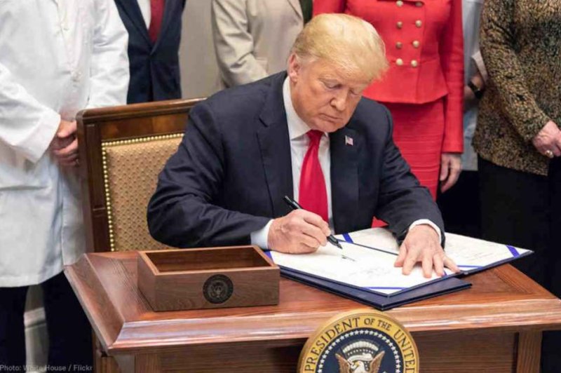 Trump yasinye itegeko rikumira Abarundi, Abanya-Somalia n'abandi muri Amerika