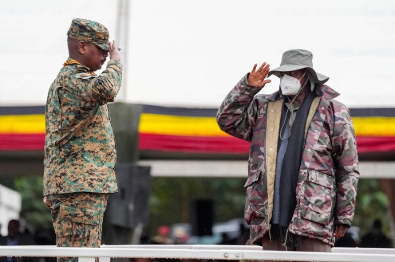 Gen Muhoozi yambitswe umudali w'ishimwe na se