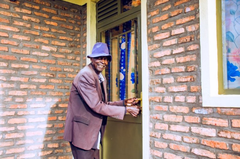 Uwarokotse Jenoside wahawe inzu ashima ko imurinze gusazira mu ruzerero