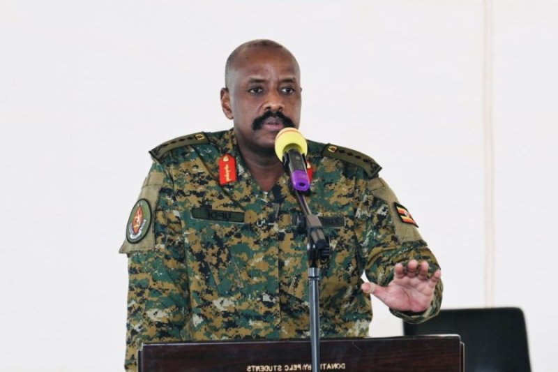 Gen. Muhoozi yahagaritse ihangana rye na Minisitiri w'Itumanaho abisabwe na nyina