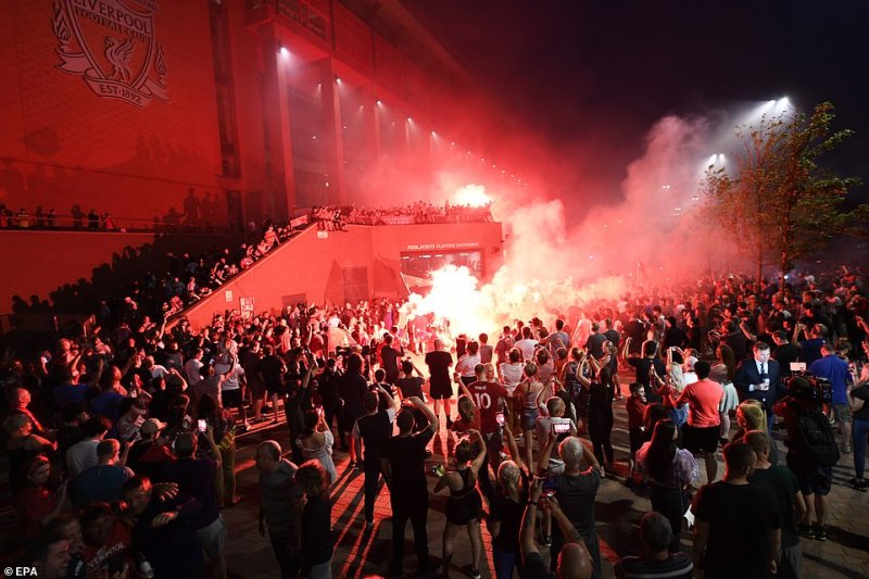 Abafana ba Liverpool bateye umugongo Covid-19 birara mu mihanda ku bwinshi bishimira igikombe cya shampiyona