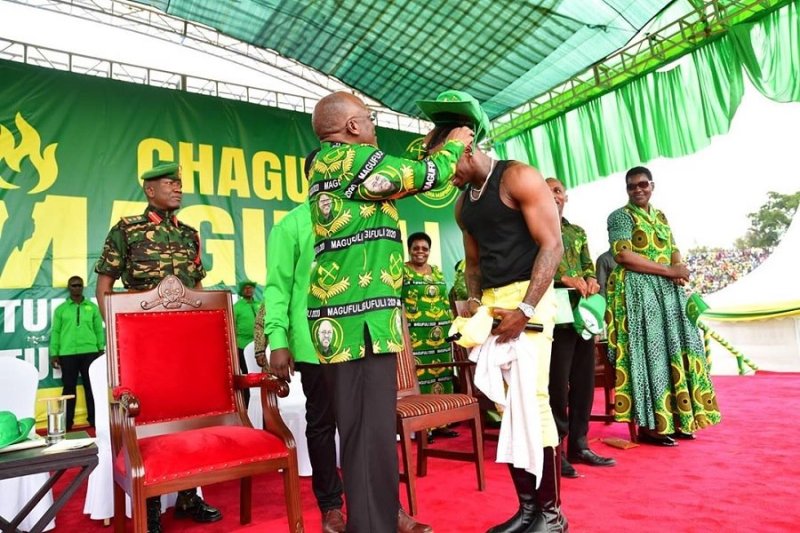 Perezida Magufuli yikuye ingofero ye ayambika Diamond ku mugaragaro nawe ayishyira mu kabati k'ibihembo amaze gutwara