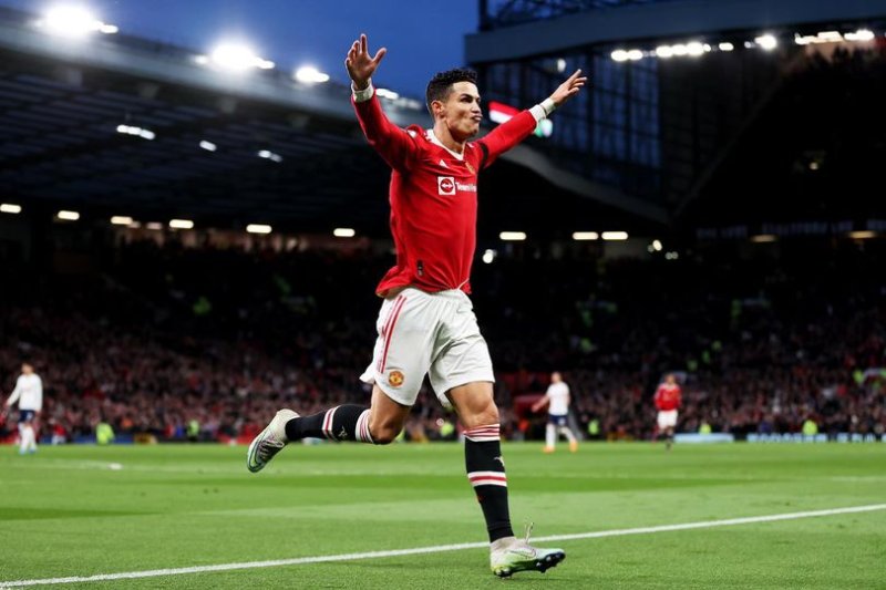 Cristiano Ronaldo yatsindiye United ibitego 3 imbere ya Spurs akora agahigo gakomeye cyane ku isi