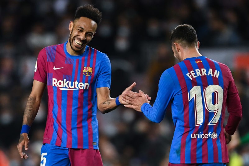Chelsea yatwaye Man City myugariro iri gushaka rutahizamu ukomeye wa FC Barcelona