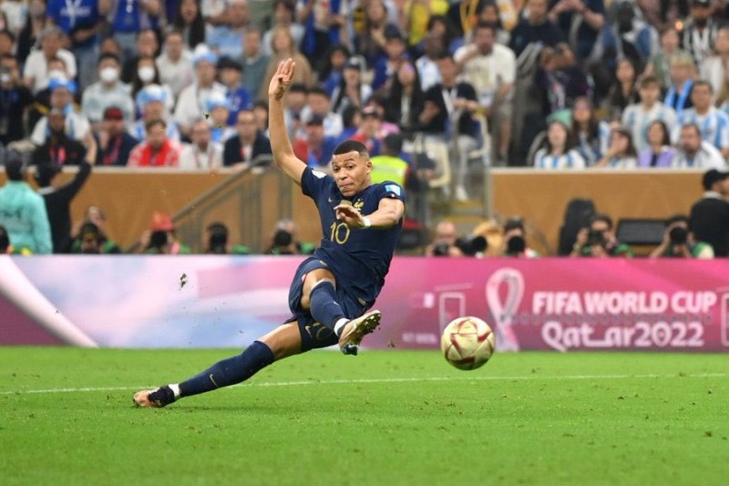 Amagambo Kylian Mbappe yabwiye bagenzi be bamaze gutsindwa ibitego 2-0 na Argentina yamenyekanye