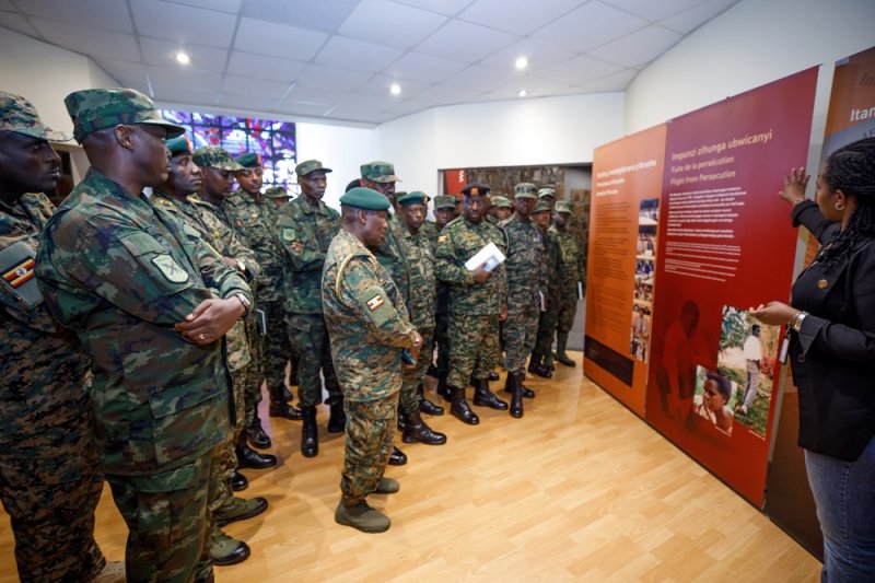 Ingabo z'u Rwanda n'iza Uganda zahaye icyubahiro abishwe muri jenoside