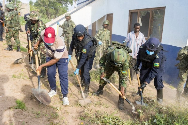 Abasirikare n'Abapolisi b'u Rwanda bifatanyije n'Abanya-Mozambique mu muganda