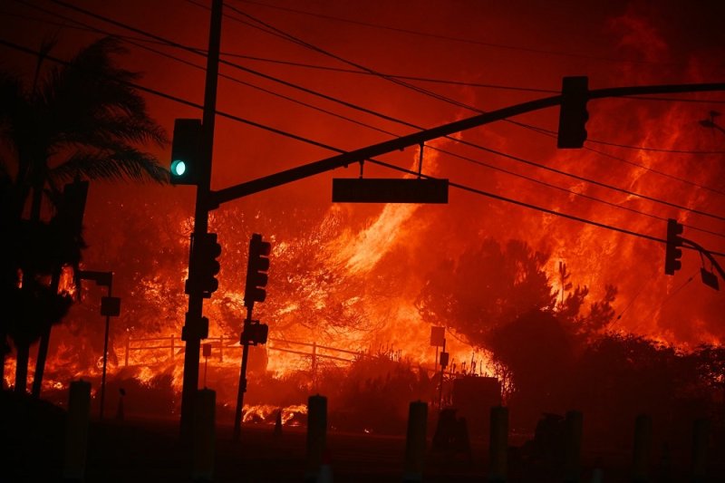 Amayobera ku cyateye inkongi zibasiye Los Angeles