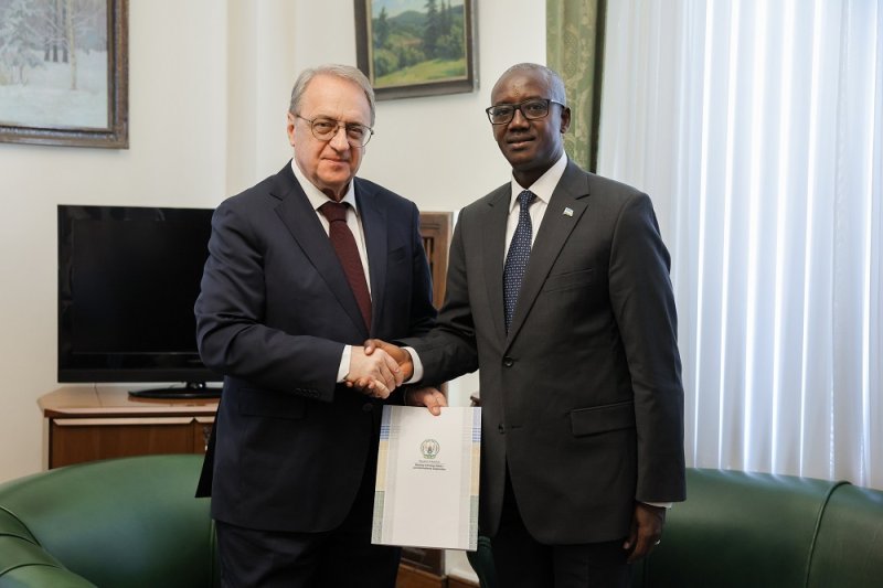 Gen Maj Nzabamwita yatanze kopi y'impapuro zimwemerera guhagararira u Rwanda mu Burusiya