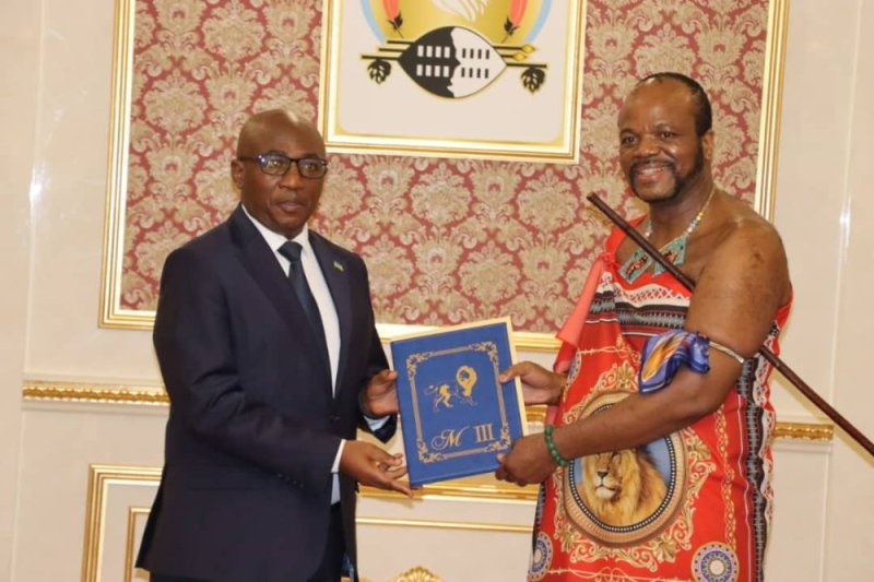 Amb Col (Rtd) Ndamage yashyikirije Umwami wa Eswatini impapuro zimwemerera guhagararira u Rwanda