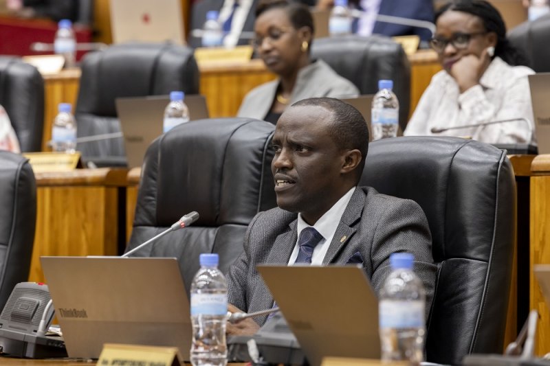 Depite Mazimpaka yasabye ko abakora ibizamini by'akazi bajya batanga amafaranga yo kwiyandikisha