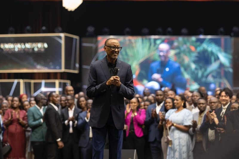 Perezida Kagame na Madamu Jeannette Kagame bakiriye abantu b'ingeri zose mu birori bisoza umwaka