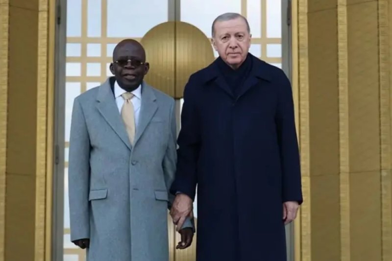 Perezida wa Nigeria yatangaje ko ameze neza nyuma y'uko yituye hasi ari muri Turkiya