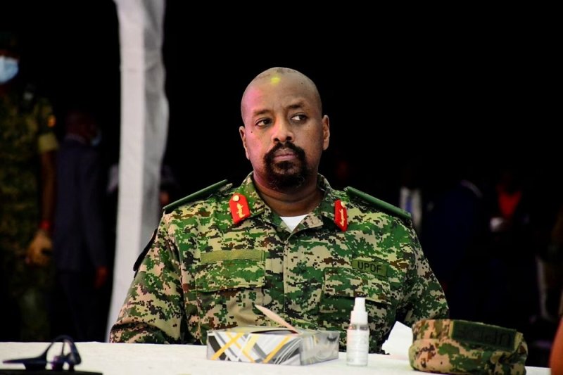 Gen Muhoozi yasabye Amerika imbabazi nyuma yo kuyibasira