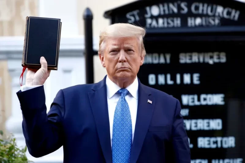 Trump agiye gusomera Bibiliya Abanyamerika