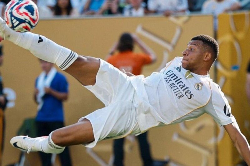 Kylian Mbappe yateye ikirege mu cya Lionel Messi na Cristiano Ronaldo
