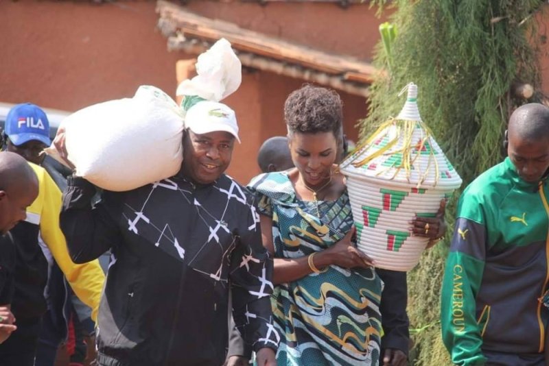 Burundi: Perezida Ndayishimiye yagaragaye yikoreye umufuka ku munsi mukuru wahariwe gushyigikirana [AMAFOTO]