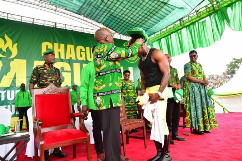 Diamond Platnumz bwa mbere yashyize hanze ifoto yambaye ingofero aherutse guhabwa na Perezida Magufuli yari yambaye