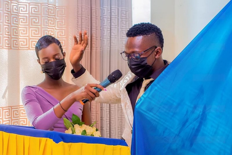 Myugariro Muvandimwe JMV yasezeranye n'umukunzi we nyuma y'iminsi 4 gusa ateye ivi