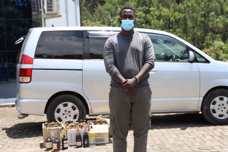 Polisi yafatanye umusore inzoga za magendu yari yahishe mu modoka mu buryo budasanzwe [AMAFOTO]