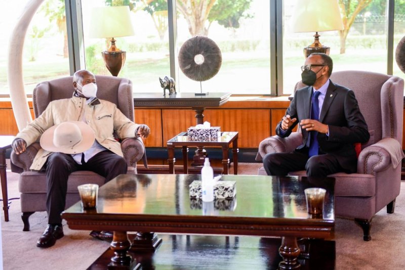 Ifoto y'umunsi: Perezida Kagame yahuye na Perezida Museveni