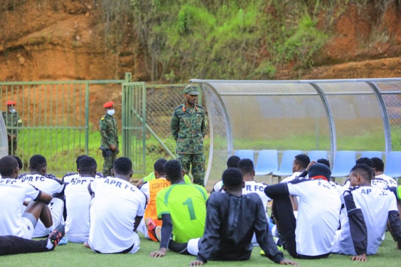 "Mushimishe abanyarwanda nkuko ingabo zacu zibikora" - Lt Gen Mubarakh abwira APR FC