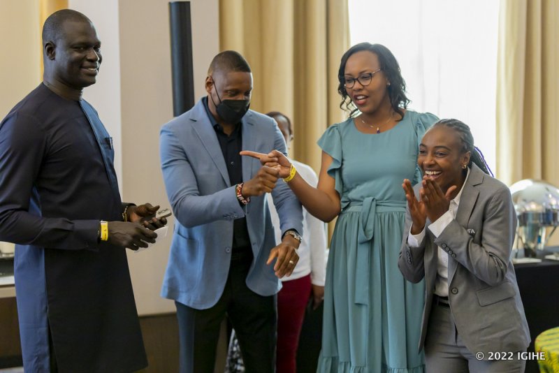 IFOTO Y'UMUNSI:Salima Mukansanga yishimiye guhura n'abayobozi muri Siporo barimo Masai Ujiri